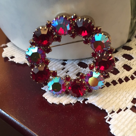 KARU Jewelry - Vintage KARIu Beautiful pin 🌷🌸🌸
